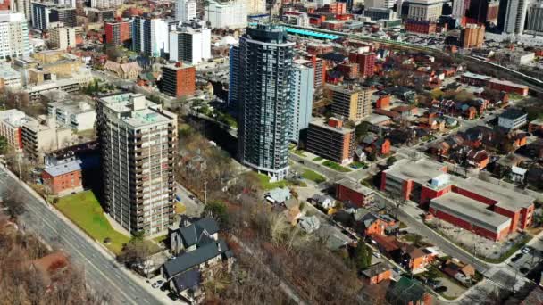 加拿大安大略省汉密尔顿市4K市中心的空翻场景 — 图库视频影像