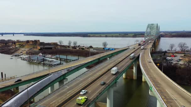 アメリカ合衆国テネシー州メンフィスのミシシッピ川に架かる橋の空中4K — ストック動画