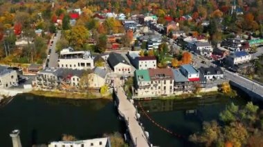 Elora, Ontario, Kanada 'nın 4K sonbaharında hava hızında düşüşü