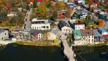 Elora, Ontario, Kanada 'nın 4K sonbaharındaki hiperhızlandırılmış görüntüsü