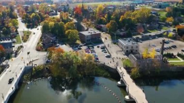 Elora, Ontario, Kanada 'nın 4K sonbaharındaki hava hızlandırılmış sahnesi.