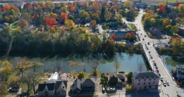 Elora, Ontario, Kanada 'nın 4K sonbaharında hava hızında düşüşü