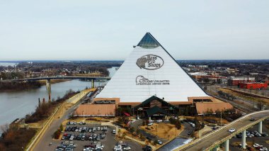 Memphis, Tennessee, Birleşik Devletler - 2 Şubat 2023: Memphis, Tennessee, ABD 'deki Bass Pro Shop piramidinin hava görüntüsü