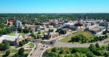 Brantford, Ontario, Kanada 'nın havadan hipervanesi 4K yaz gününde
