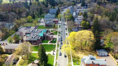 Ancaster, Ontario, Kanada 'nın baharda çekilmiş bir hava sahnesi.