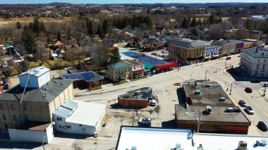 New Hamburg, Ontario, Kanada 'nın ilkbaharında çekilmiş bir hava sahnesi.