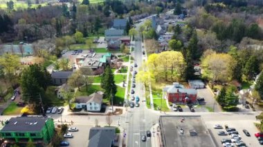 Ancaster, Ontario, Kanada 'nın 4K ilkbaharındaki hava manzarası.