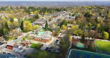 Ancaster, Ontario, Kanada 'nın 4K ilkbaharındaki hava hızlandırılmış görüntüsü