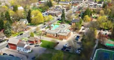 Ancaster, Ontario, Kanada 'da bir bahar sabahı hava hızında 4K