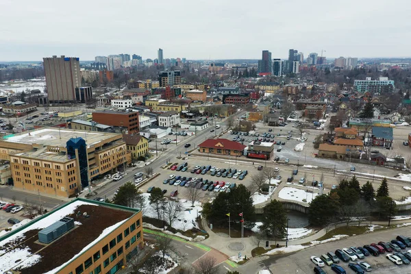 Waterloo, Ontario, Kanada 'nın baharın başlarında çekilmiş bir hava sahnesi.