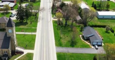 4K ilkbaharında Kenilworth, Ontario, Kanada 'nın hava hızlandırılmış görüntüsü