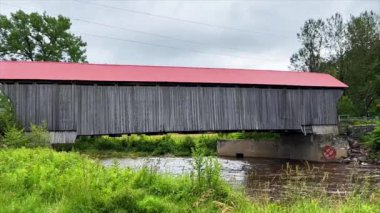 Quebec, Kanada 'daki McDermott Kapalı Köprüsü