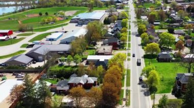 Norwich, Ontario, Kanada 'nın havadan görüntüsü, bahar sabahı 4K