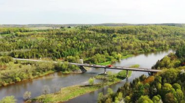 Glen Morris, Ontario, Kanada 4K 'da Grand River kıyısında.