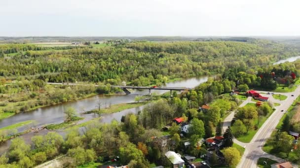 カナダ オンタリオ州グレンモリスでグランド川による空中重複 — ストック動画