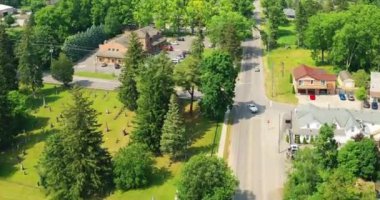 Pleasant Dağı, Ontario, Kanada 4K 'nın havadan yüksek süratli görüntüsü