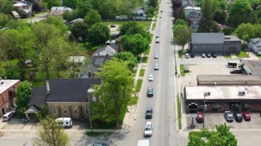 4K yazında Ontario, Kanada 'nın Listowel kentinin hava görüntüsü