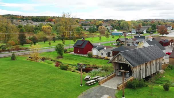 美国康涅狄格州谷仓场覆盖桥的空中景观4K — 图库视频影像