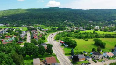 Baie-Saint-Paul, Quebec, Kanada 'nın hava sahnesi 4K yazında