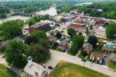 Yazın Ontario, Kanada 'da bir Caledonia anteni.