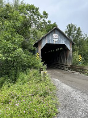 Bir Eustis Kapalı Köprü Quebec, Kanada 'da sabah dikey