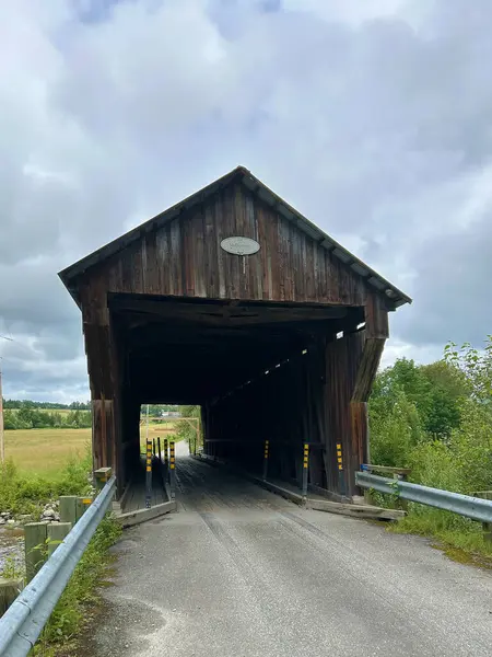 Quebec, Kanada 'da McDermott Kapalı Köprü dikey