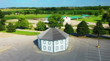 Sekizgen ticari bina Seaforth, Ontario, Kanada 4K