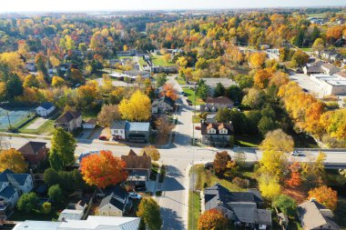 Fergus, Ontario, Kanada 'nın renkli sonbaharında çekilmiş bir hava sahnesi.