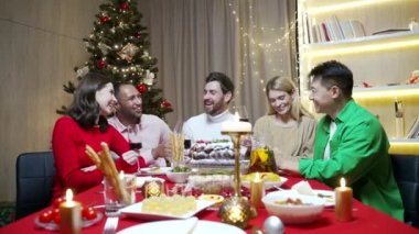 Grup arkadaşları güzel, çekici, şık, şık, neşeli, neşeli, mutlu, çok uluslu erkekler eğlenceli hikâyeler anlatarak eğleniyor. Noel arifesinde dekore edilmiş ev odasında Noel etkinliği düzenliyorlar.