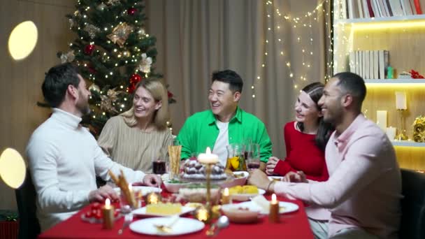 Jantar Festivo Véspera Natal Vários Amigos Visitantes Sentados Mesa Comendo — Vídeo de Stock