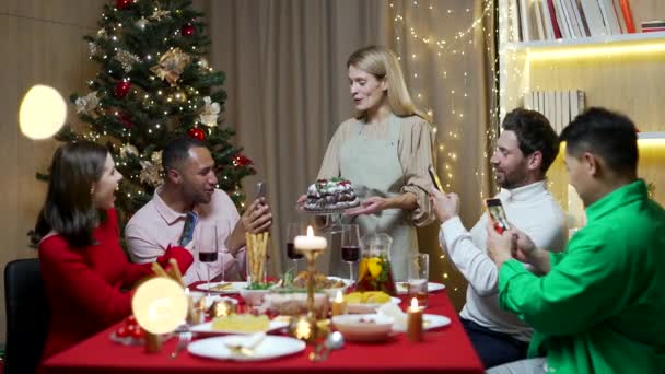 Multi Etnische Groep Mensen Van Gelukkige Vrienden Hebben Kerstdiner Samen — Stockvideo