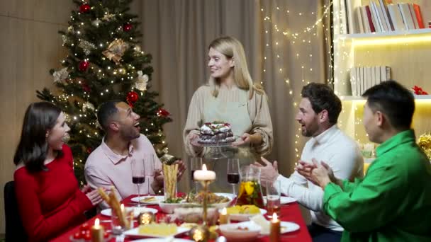 Grupo Multiétnico Personas Amigos Felices Teniendo Cena Navidad Juntos Casa — Vídeo de stock
