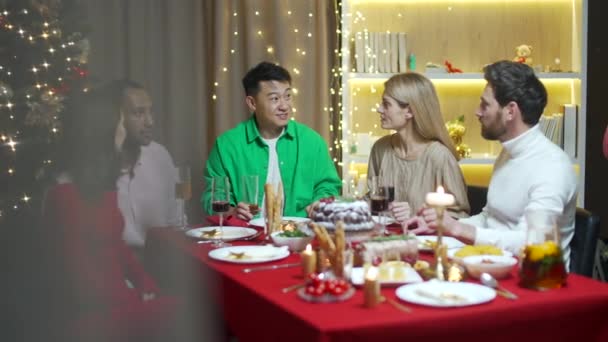 Evin Penceresinden Bakan Neşeli Arkadaşlar Evde Toplanıyor Noel Arifesini Masada — Stok video