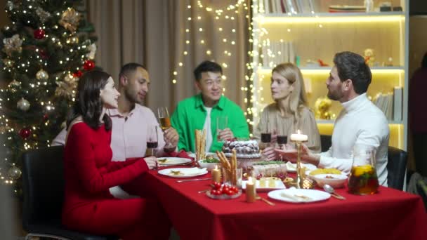 View House Window Cheerful Friends Gathering Indoors Celebrating Christmas Eve — Stockvideo