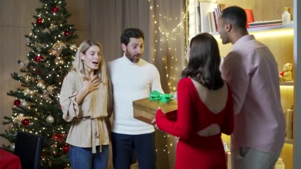 Família Jovens Recebe Hóspedes Jantar Véspera Natal Dando Presentes Outro — Vídeo de Stock