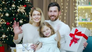 Neşeli aile babaları ve küçük kız çocuğu uzaktan video konferans sohbetleri online sohbet konuşmaları mutlu Noeller kış tatilleri kamera webcam görüntülerine