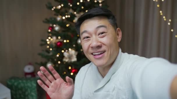 Pov Aziatische Man Wenst Gelukkig Nieuwjaar Proficiat Vrolijk Kerstmis Online — Stockvideo