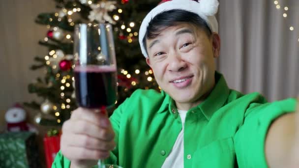 Pov Asijský Pohledný Muž Santa Klobouk Přeje Pozdrav Přátelé Šťastný — Stock video