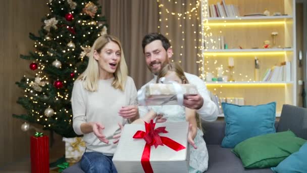 크리스마스 이브나 휴일에 가족들은 선물을 나누어 크리스마스 소파에 앉아서 나누는 — 비디오