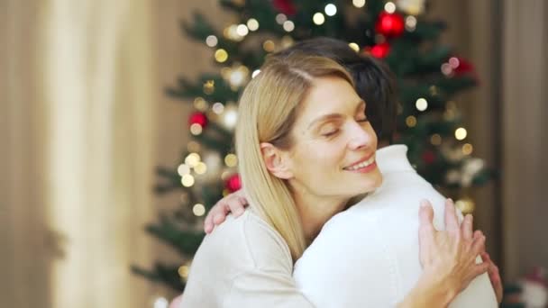 Los Abrazos Casados Pareja Nochebuena Año Nuevo Casa Acogedora Interior — Vídeo de stock