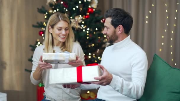 Manželé Vyměňují Dárky Objímají Zatímco Sedí Doma Gauči Šťastnou Zimu — Stock video