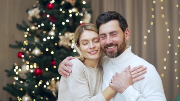 Couple Marié Câlins Veille Noël Des Vacances Nouvel Dans Une — Video