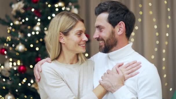 在平安夜或新年假期 新婚夫妇在家里舒适的房子里拥抱 白人情人男人和女人拥抱 夫妻爱情与幸福的隐秘 — 图库视频影像