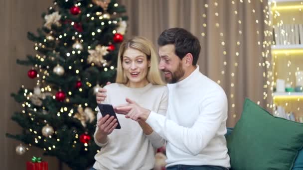 Супружеская Пара Выбирает Подарки Рождество Праздники Онлайн Предложения Счастливые Влюбленные — стоковое видео