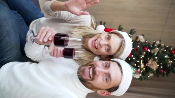 Pov Portret Vrolijk Paar Buurt Van Kerstboom Groet Trouw Vakantie — Stockvideo
