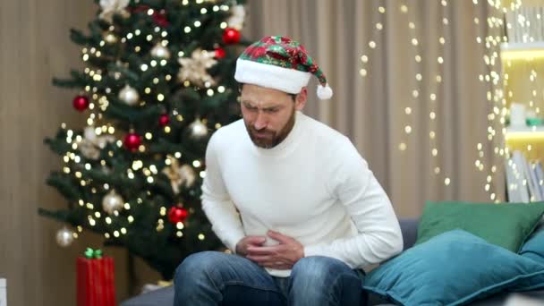 在圣诞前夜的庆祝活动中 男性因吃得过多而消化不良 胃痛胃炎胃炎消化性溃疡 — 图库视频影像