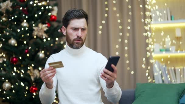관련된 어려움 불만을 남자가 온라인 인터넷 스토어에서 물건을 사려고 크리스마스에 — 비디오