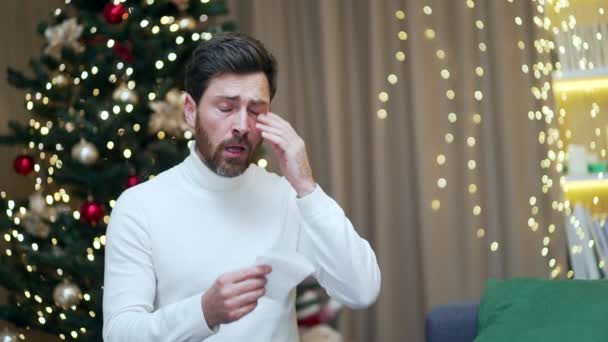 Zieke Man Met Griep Verkouden Tijdens Nieuwjaarsvakantie Kerstavond Zit Alleen — Stockvideo