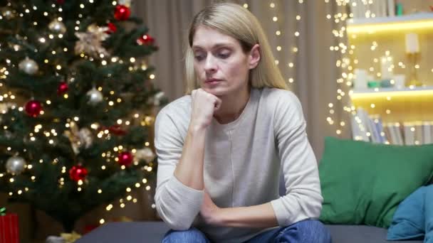 Aburrida Mujer Solitaria Navidad Casa Mujer Joven Infeliz Celebrar Navidad — Vídeo de stock