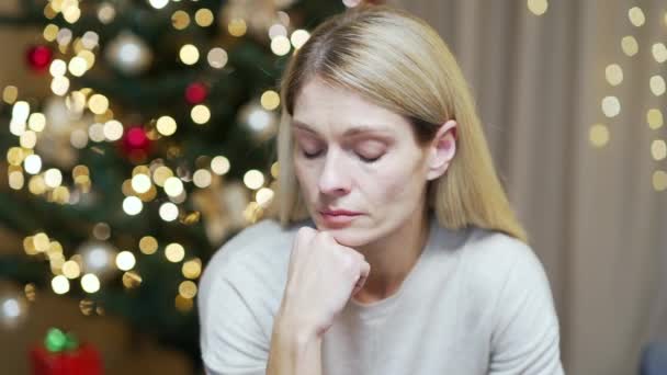 Aburrida Mujer Solitaria Navidad Casa Mujer Joven Infeliz Celebrar Navidad — Vídeo de stock